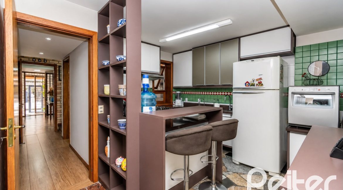 Casa à venda com 253m², 5 dormitórios, 2 suítes, 4 vagas, no bairro Ipanema em Porto Alegre