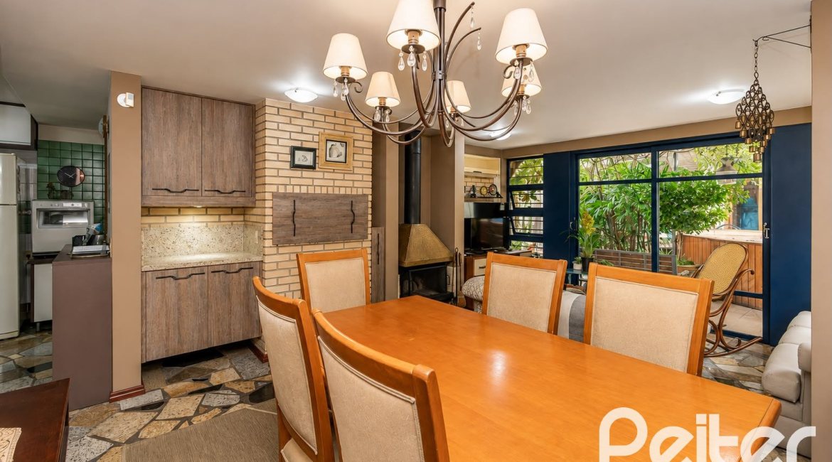 Casa à venda com 253m², 5 dormitórios, 2 suítes, 4 vagas, no bairro Ipanema em Porto Alegre
