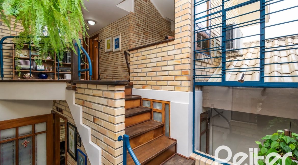 Casa à venda com 253m², 5 dormitórios, 2 suítes, 4 vagas, no bairro Ipanema em Porto Alegre