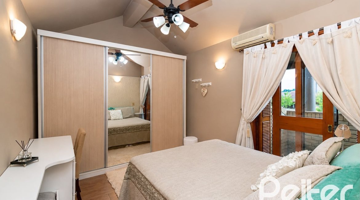 Casa à venda com 253m², 5 dormitórios, 2 suítes, 4 vagas, no bairro Ipanema em Porto Alegre