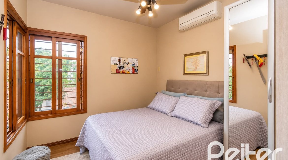 Casa à venda com 253m², 5 dormitórios, 2 suítes, 4 vagas, no bairro Ipanema em Porto Alegre
