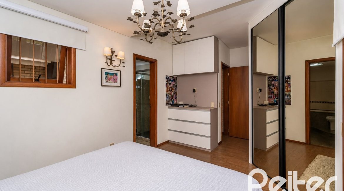 Casa à venda com 253m², 5 dormitórios, 2 suítes, 4 vagas, no bairro Ipanema em Porto Alegre