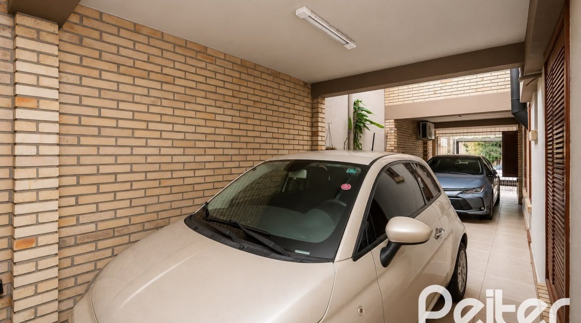 Casa à venda com 253m², 5 dormitórios, 2 suítes, 4 vagas, no bairro Ipanema em Porto Alegre