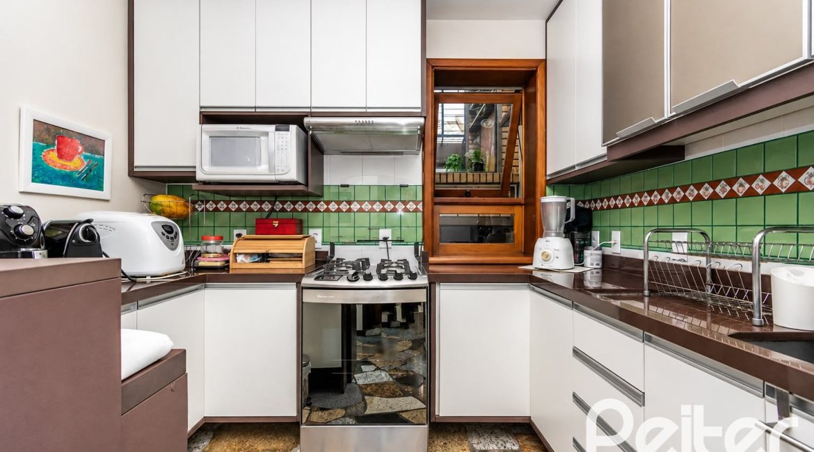 Casa à venda com 253m², 5 dormitórios, 2 suítes, 4 vagas, no bairro Ipanema em Porto Alegre