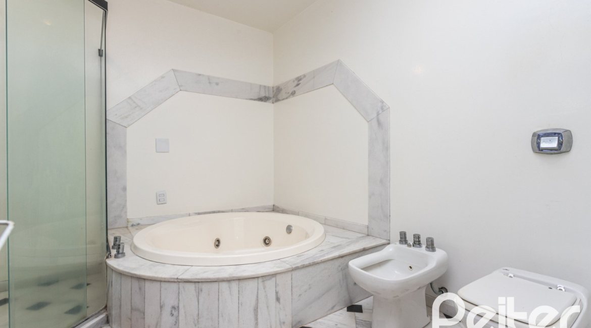 Casa em Condomínio à venda com 701m², 6 dormitórios, 2 suítes, 10 vagas, no bairro Cavalhada em PORTO ALEGRE