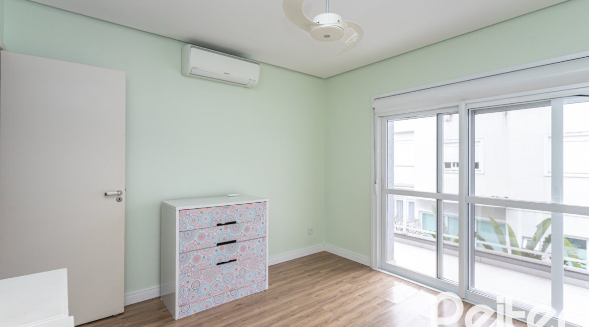 Casa em Condomínio à venda com 136m², 3 dormitórios, 1 suíte, 2 vagas, no bairro Hípica em Porto Alegre