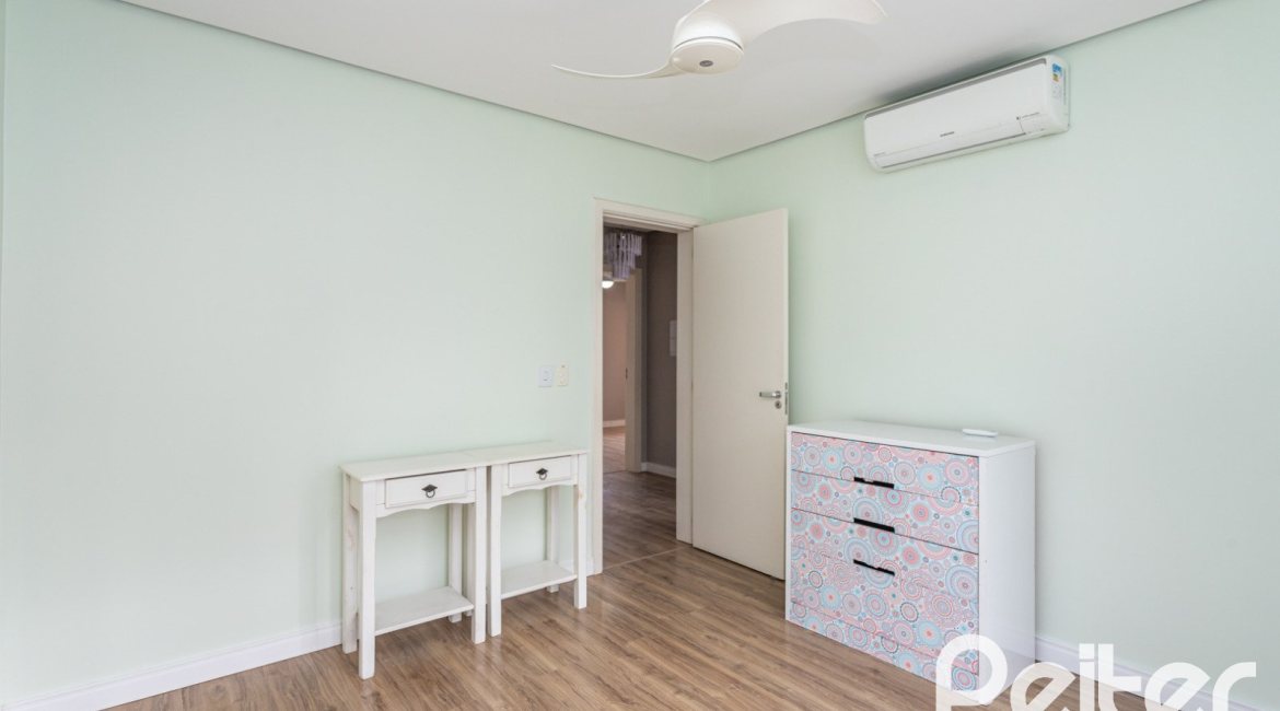 Casa em Condomínio à venda com 136m², 3 dormitórios, 1 suíte, 2 vagas, no bairro Hípica em Porto Alegre