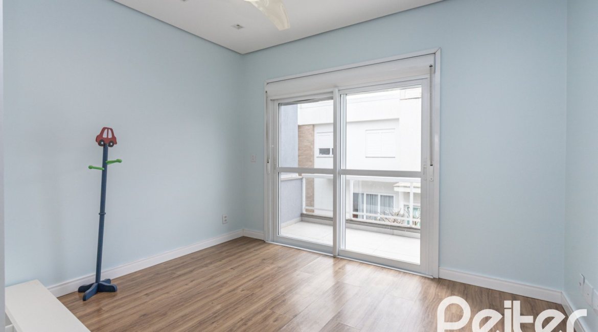 Casa em Condomínio à venda com 136m², 3 dormitórios, 1 suíte, 2 vagas, no bairro Hípica em Porto Alegre