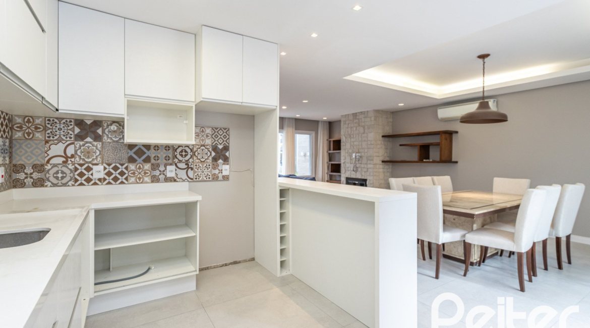 Casa em Condomínio à venda com 136m², 3 dormitórios, 1 suíte, 2 vagas, no bairro Hípica em Porto Alegre