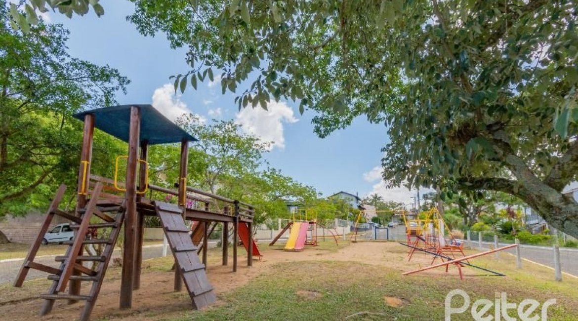 Casa em Condomínio à venda com 212m², 4 dormitórios, 1 suíte, 2 vagas, no bairro Espírito Santo em Porto Alegre