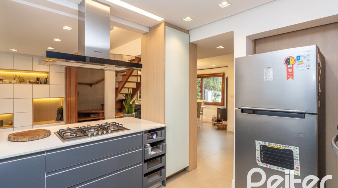 Casa em Condomínio à venda com 212m², 4 dormitórios, 1 suíte, 2 vagas, no bairro Espírito Santo em Porto Alegre