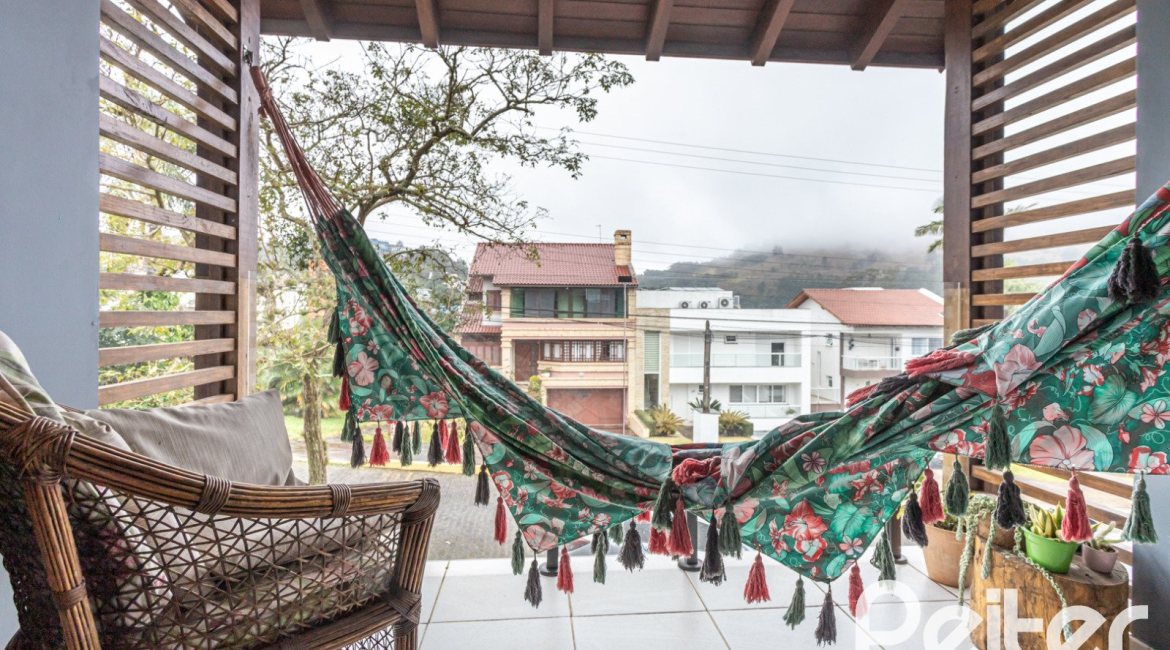 Casa em Condomínio à venda com 212m², 4 dormitórios, 1 suíte, 2 vagas, no bairro Espírito Santo em Porto Alegre
