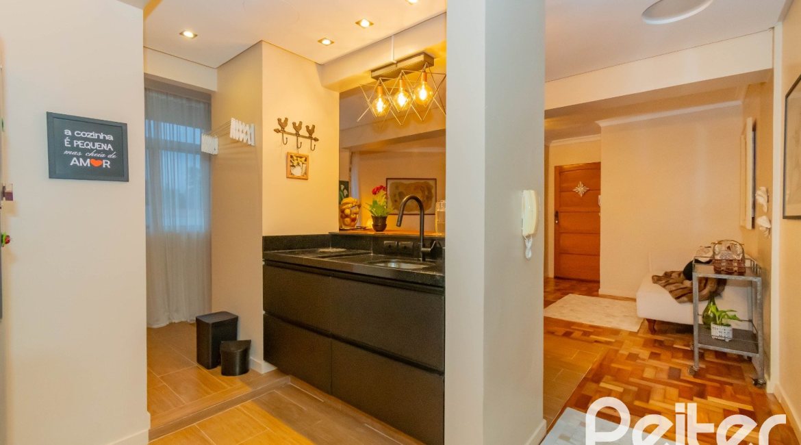 Apartamento à venda com 59m², 2 dormitórios, 1 suíte, 1 vaga, no bairro Cristal em Porto Alegre