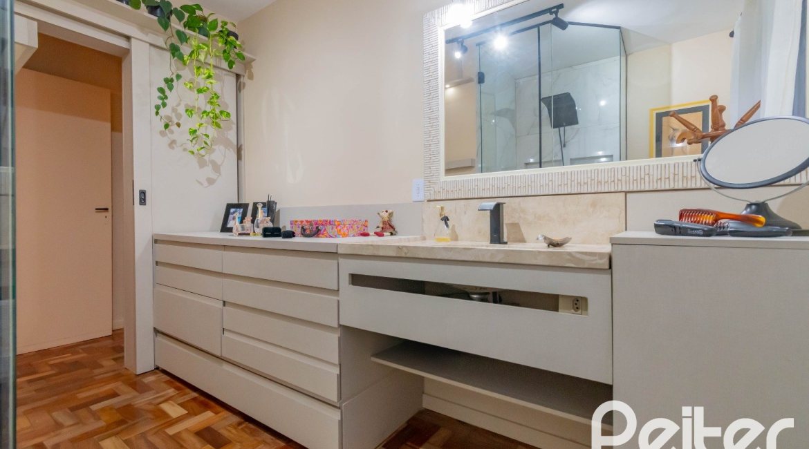 Apartamento à venda com 59m², 2 dormitórios, 1 suíte, 1 vaga, no bairro Cristal em Porto Alegre