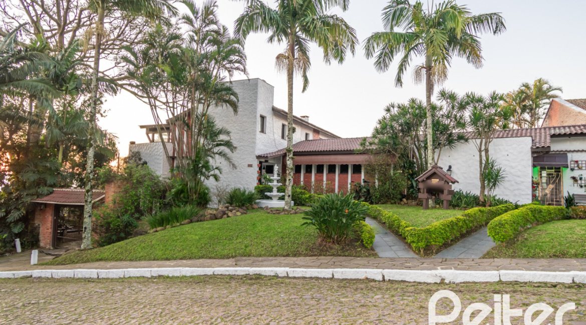 Casa à venda com 650m², 5 dormitórios, 5 suítes, 5 vagas, no bairro Vila Assunção em Porto Alegre