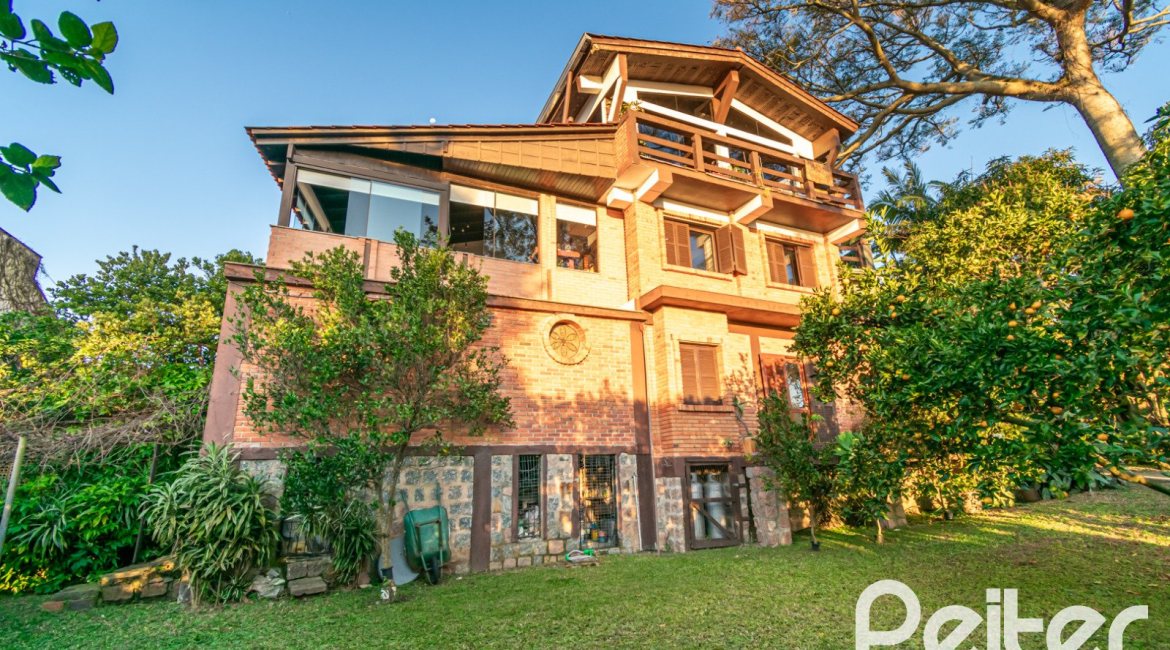 Casa à venda com 650m², 5 dormitórios, 5 suítes, 5 vagas, no bairro Vila Assunção em Porto Alegre