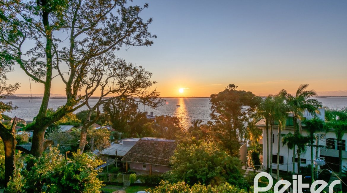 Casa à venda com 650m², 5 dormitórios, 5 suítes, 5 vagas, no bairro Vila Assunção em Porto Alegre