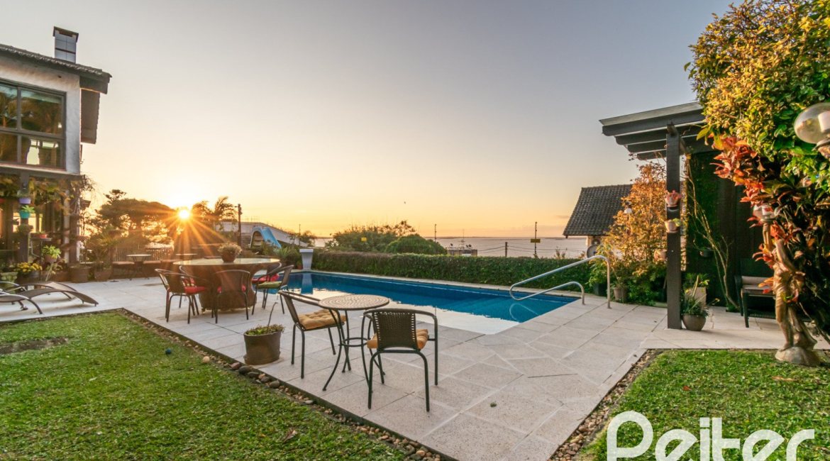 Casa à venda com 650m², 5 dormitórios, 5 suítes, 5 vagas, no bairro Vila Assunção em Porto Alegre