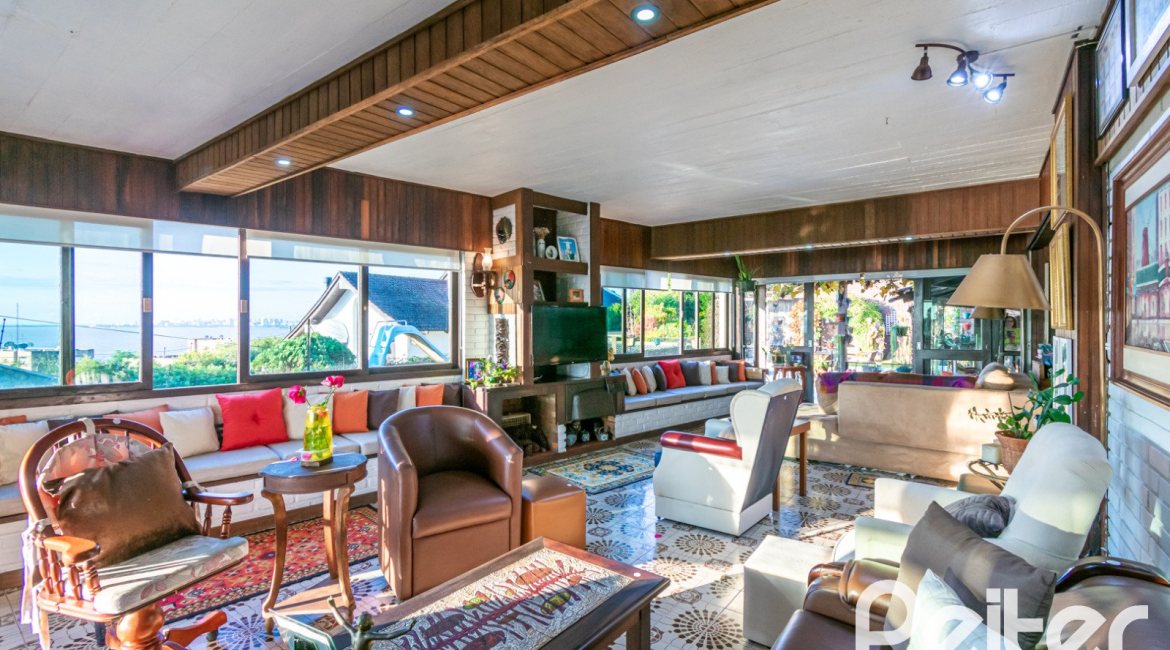 Casa à venda com 650m², 5 dormitórios, 5 suítes, 5 vagas, no bairro Vila Assunção em Porto Alegre