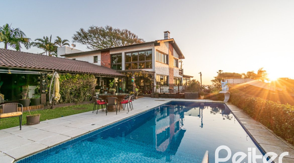 Casa à venda com 650m², 5 dormitórios, 5 suítes, 5 vagas, no bairro Vila Assunção em Porto Alegre