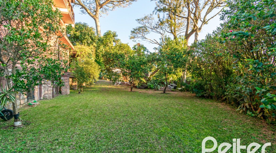 Casa à venda com 650m², 5 dormitórios, 5 suítes, 5 vagas, no bairro Vila Assunção em Porto Alegre