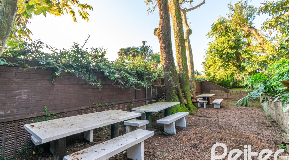 Casa à venda com 650m², 5 dormitórios, 5 suítes, 5 vagas, no bairro Vila Assunção em Porto Alegre