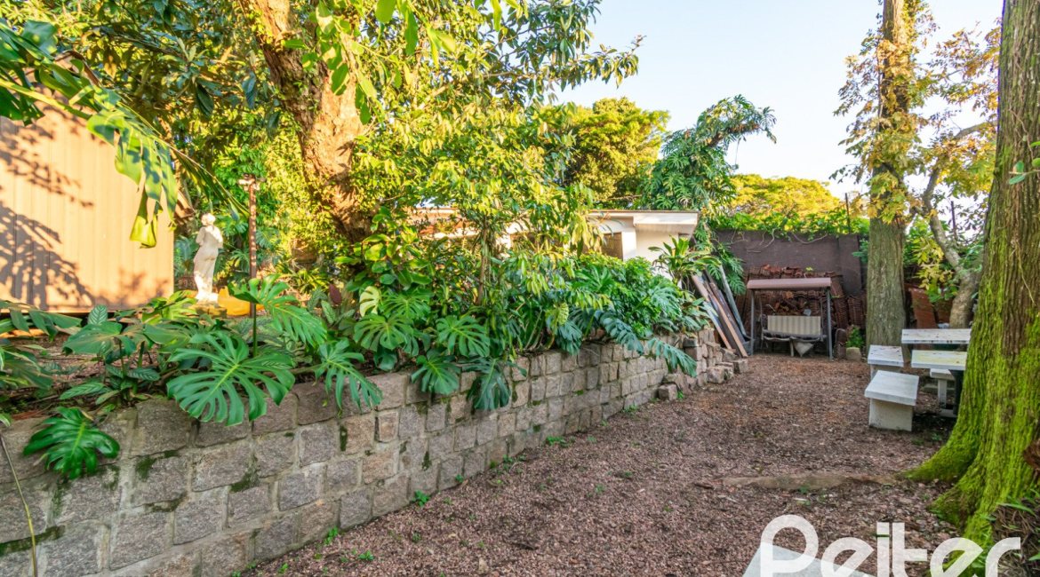 Casa à venda com 650m², 5 dormitórios, 5 suítes, 5 vagas, no bairro Vila Assunção em Porto Alegre