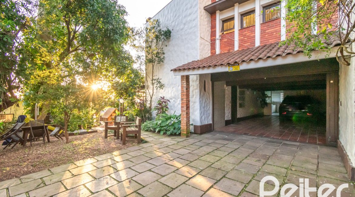 Casa à venda com 650m², 5 dormitórios, 5 suítes, 5 vagas, no bairro Vila Assunção em Porto Alegre