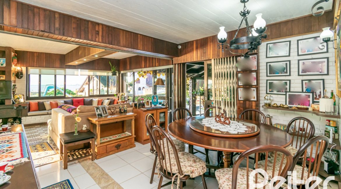 Casa à venda com 650m², 5 dormitórios, 5 suítes, 5 vagas, no bairro Vila Assunção em Porto Alegre