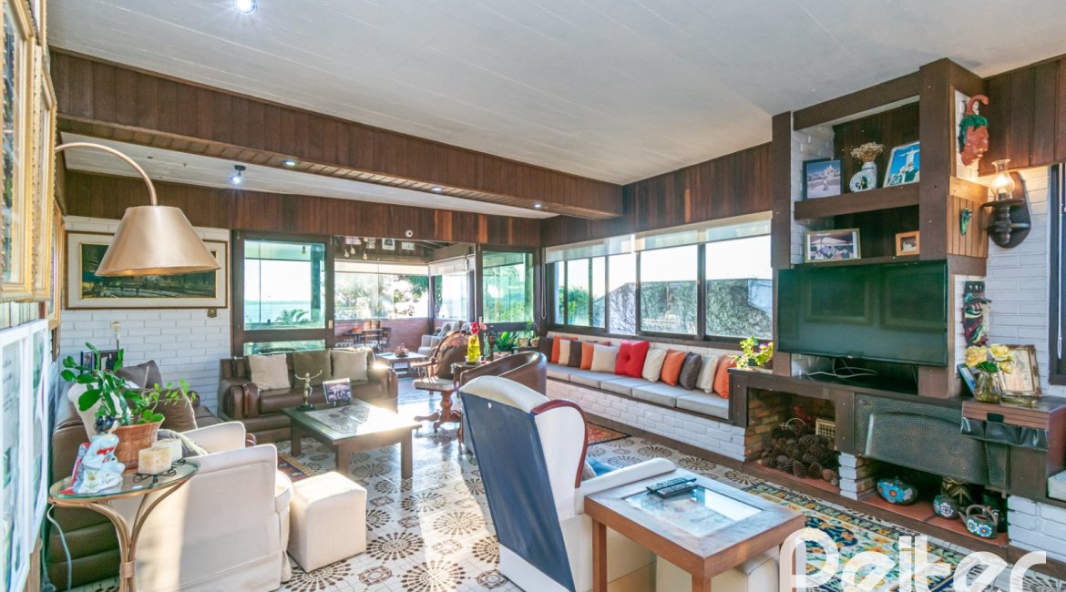 Casa à venda com 650m², 5 dormitórios, 5 suítes, 5 vagas, no bairro Vila Assunção em Porto Alegre