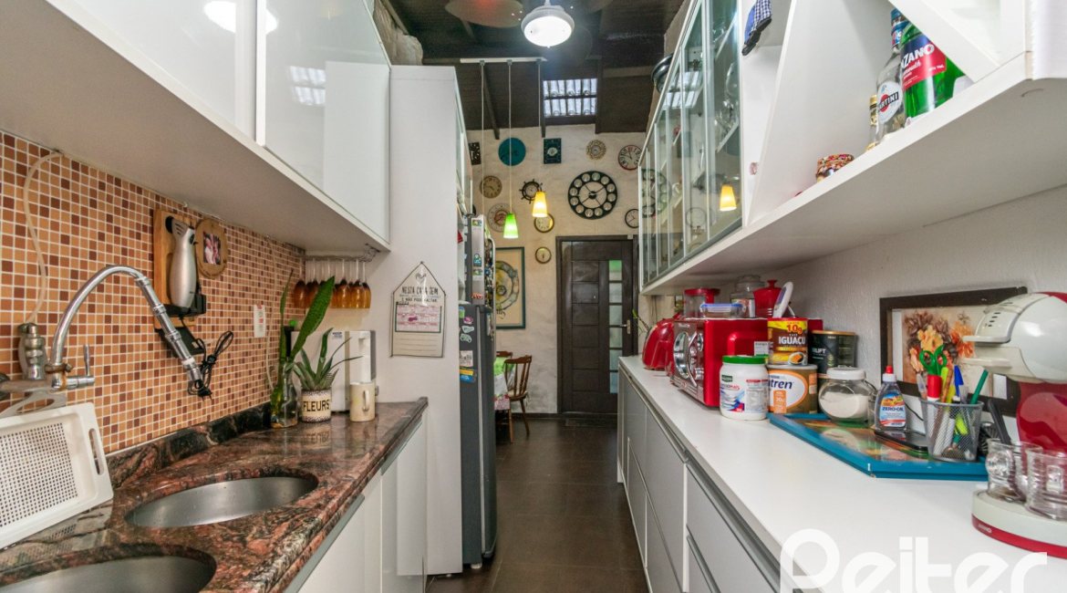 Casa à venda com 650m², 5 dormitórios, 5 suítes, 5 vagas, no bairro Vila Assunção em Porto Alegre