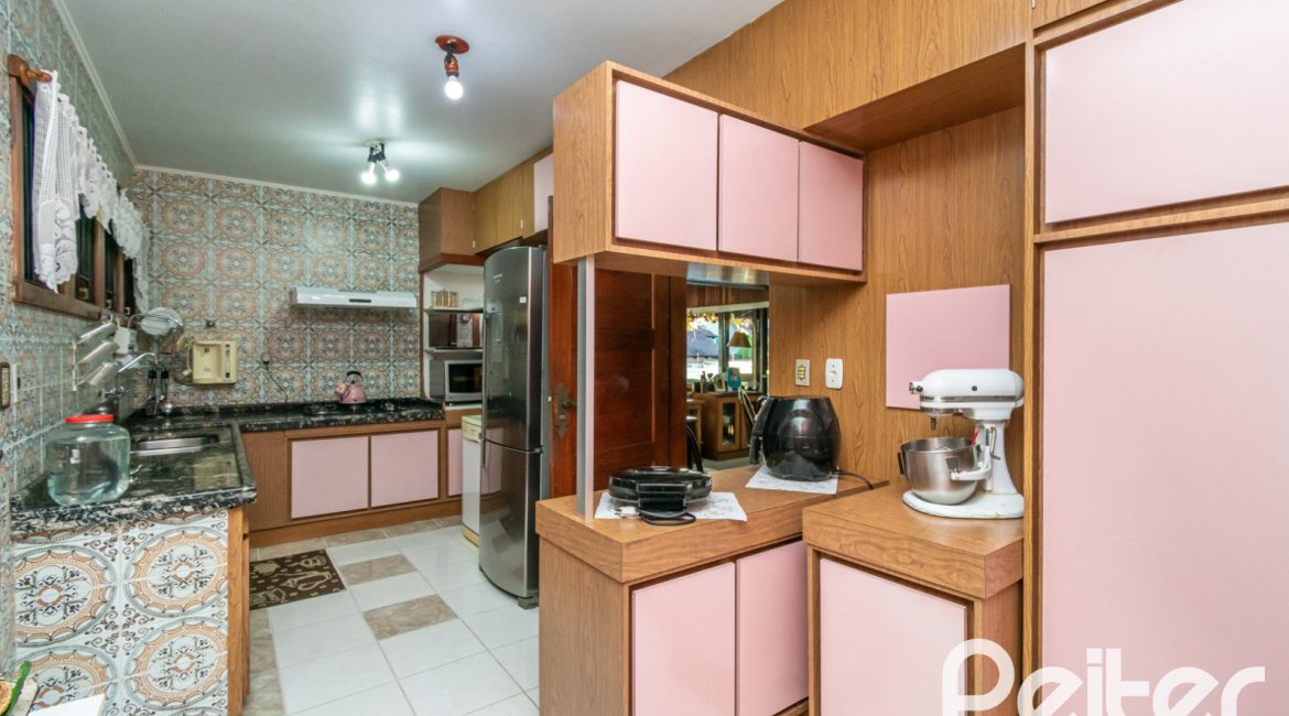 Casa à venda com 650m², 5 dormitórios, 5 suítes, 5 vagas, no bairro Vila Assunção em Porto Alegre