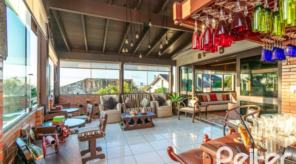 Casa à venda com 650m², 5 dormitórios, 5 suítes, 5 vagas, no bairro Vila Assunção em Porto Alegre