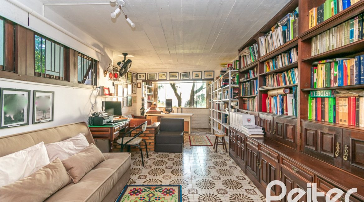 Casa à venda com 650m², 5 dormitórios, 5 suítes, 5 vagas, no bairro Vila Assunção em Porto Alegre