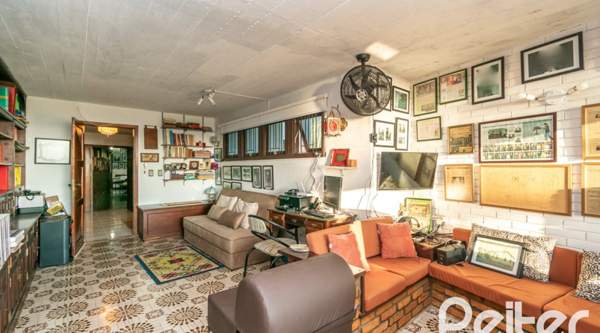 Casa à venda com 650m², 5 dormitórios, 5 suítes, 5 vagas, no bairro Vila Assunção em Porto Alegre