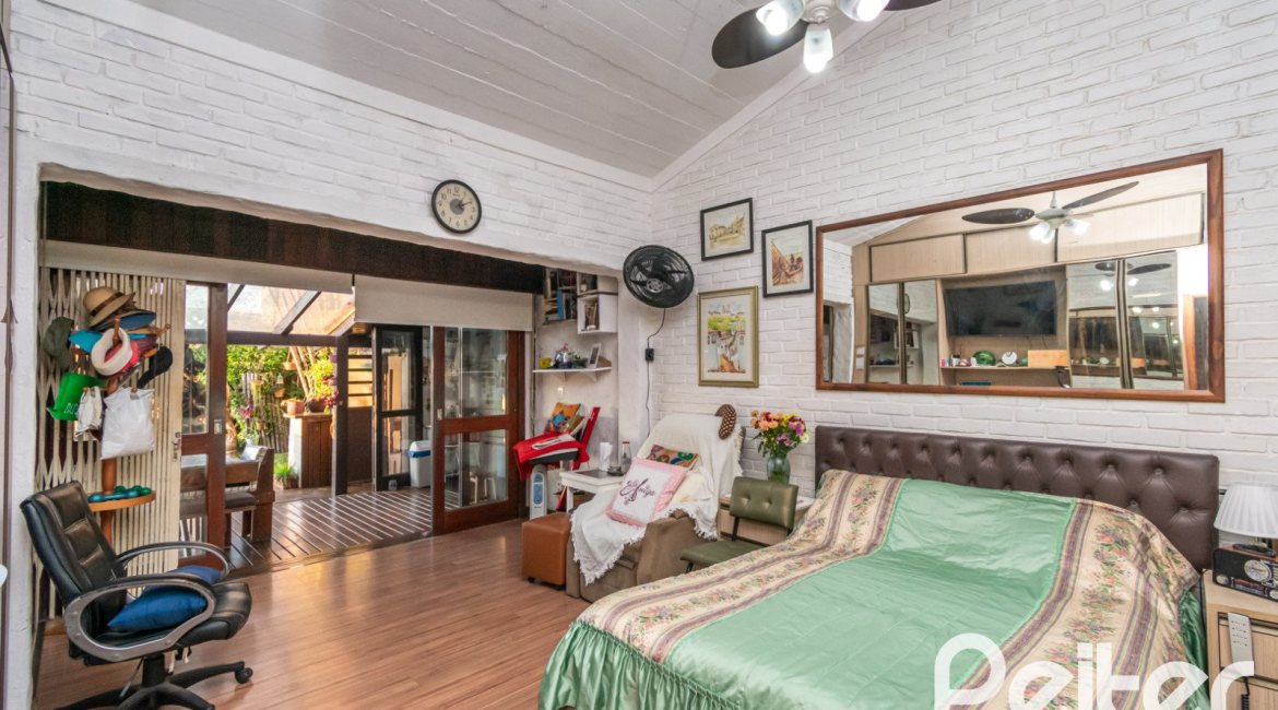 Casa à venda com 650m², 5 dormitórios, 5 suítes, 5 vagas, no bairro Vila Assunção em Porto Alegre