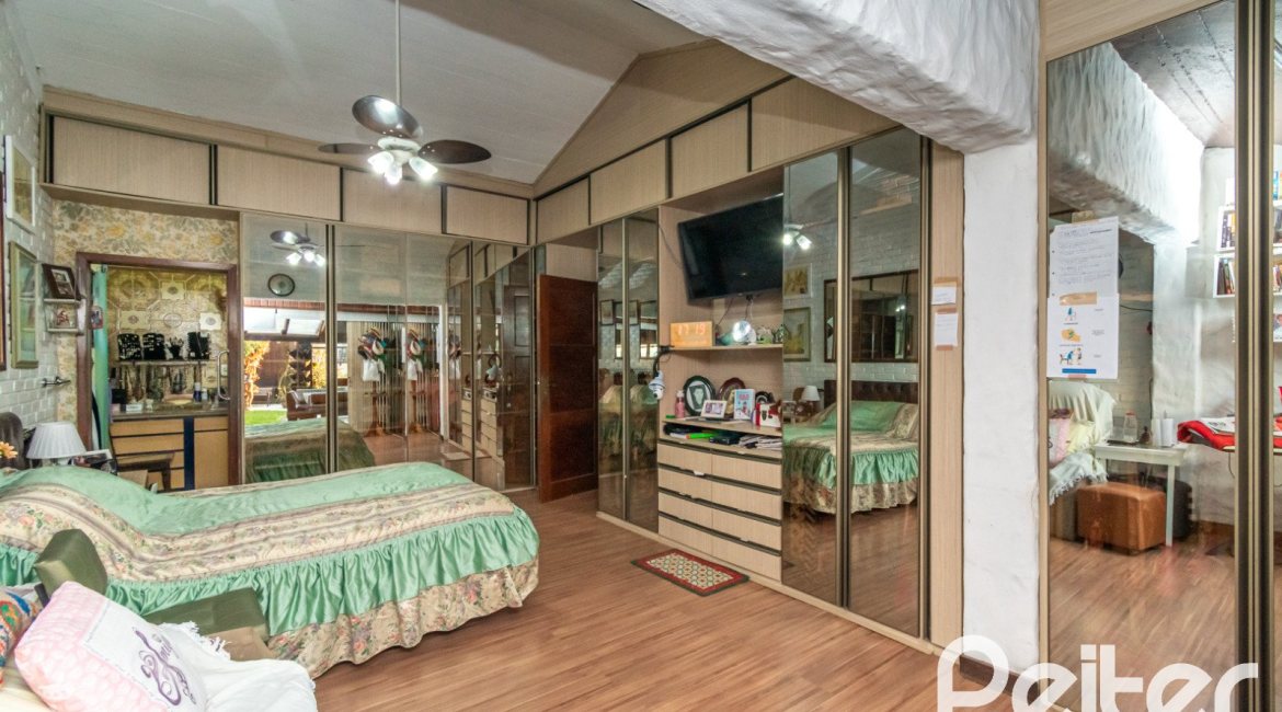 Casa à venda com 650m², 5 dormitórios, 5 suítes, 5 vagas, no bairro Vila Assunção em Porto Alegre