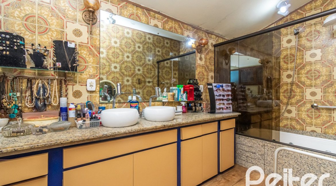 Casa à venda com 650m², 5 dormitórios, 5 suítes, 5 vagas, no bairro Vila Assunção em Porto Alegre