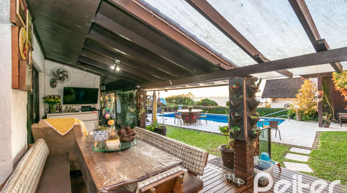 Casa à venda com 650m², 5 dormitórios, 5 suítes, 5 vagas, no bairro Vila Assunção em Porto Alegre