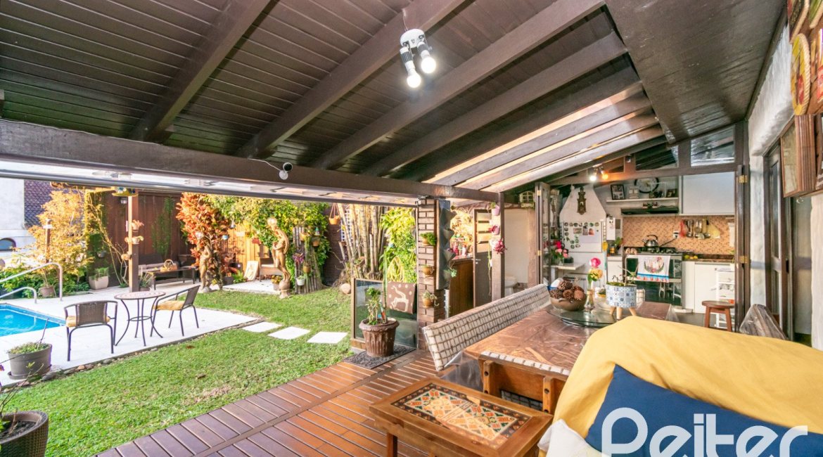 Casa à venda com 650m², 5 dormitórios, 5 suítes, 5 vagas, no bairro Vila Assunção em Porto Alegre