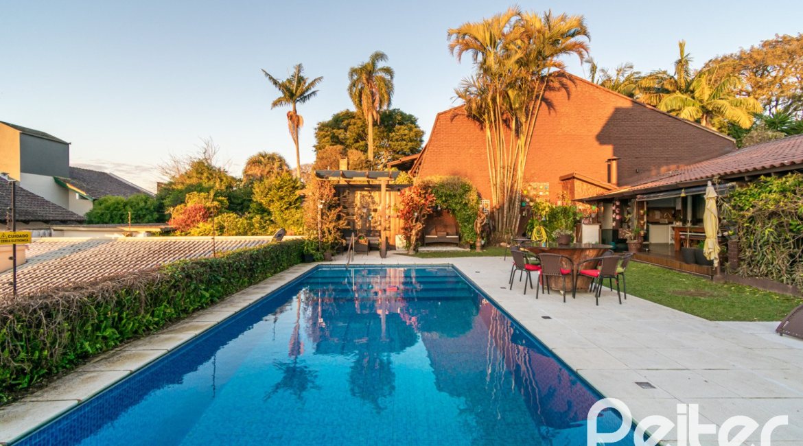 Casa à venda com 650m², 5 dormitórios, 5 suítes, 5 vagas, no bairro Vila Assunção em Porto Alegre