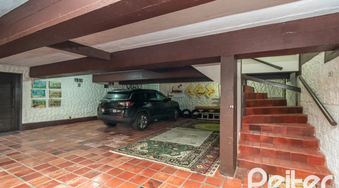 Casa à venda com 650m², 5 dormitórios, 5 suítes, 5 vagas, no bairro Vila Assunção em Porto Alegre