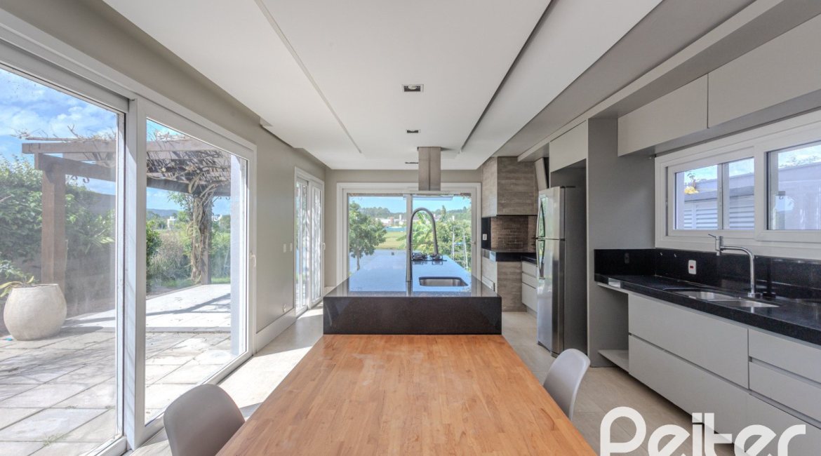Casa em Condomínio à venda com 270m², 3 dormitórios, 2 suítes, 3 vagas, no bairro Terra Ville em PORTO ALEGRE