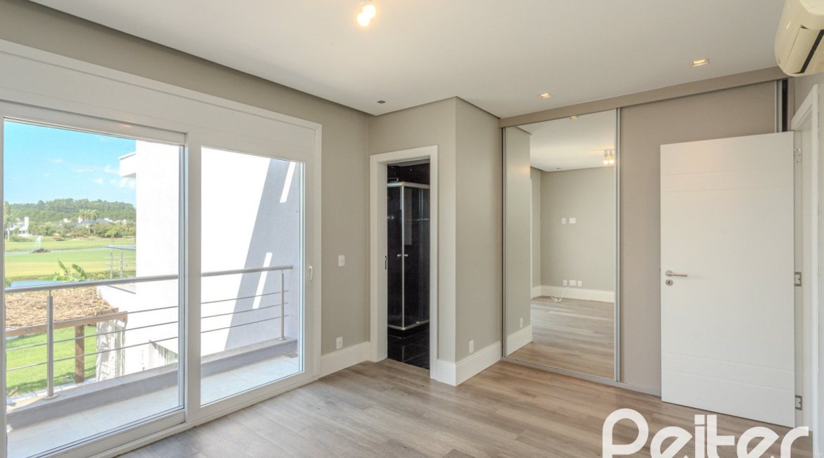 Casa em Condomínio à venda com 270m², 3 dormitórios, 2 suítes, 3 vagas, no bairro Terra Ville em PORTO ALEGRE