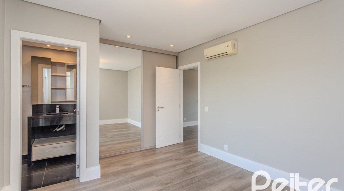 Casa em Condomínio à venda com 270m², 3 dormitórios, 2 suítes, 3 vagas, no bairro Terra Ville em PORTO ALEGRE