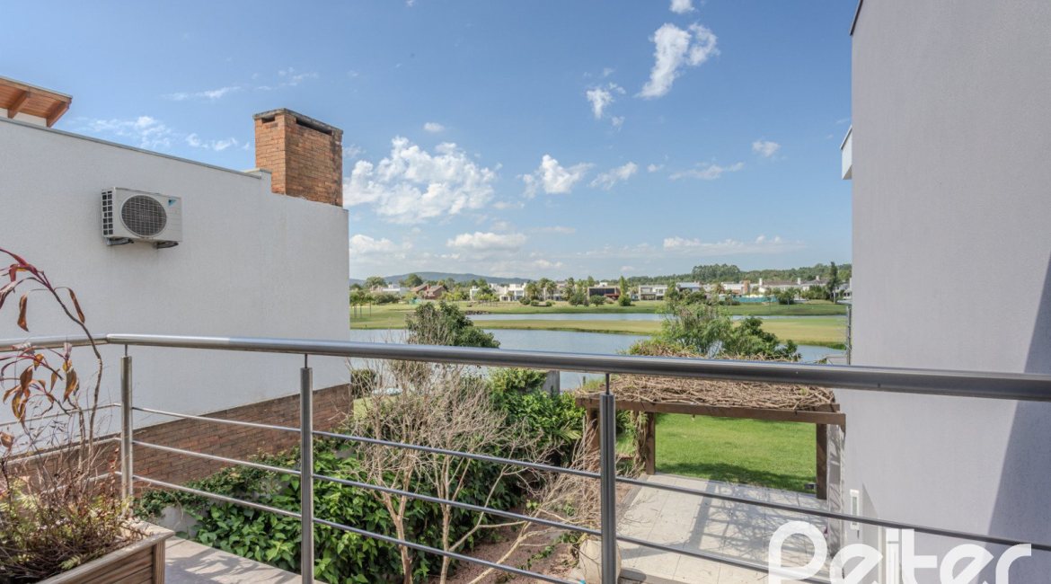 Casa em Condomínio à venda com 270m², 3 dormitórios, 2 suítes, 3 vagas, no bairro Terra Ville em PORTO ALEGRE