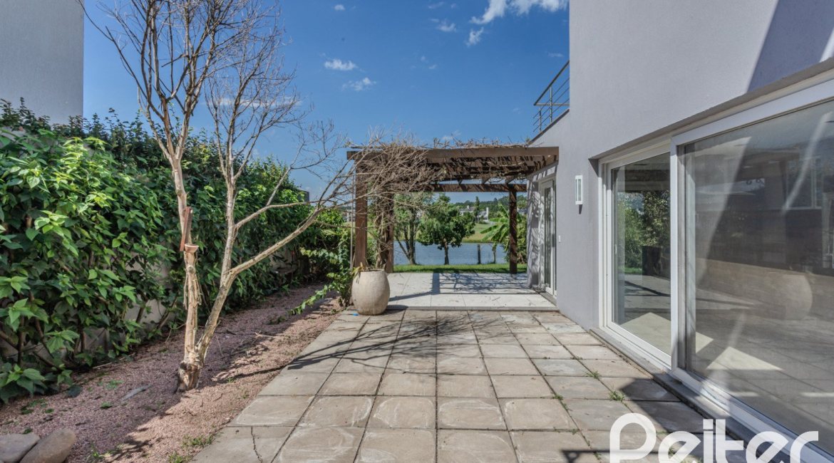 Casa em Condomínio à venda com 270m², 3 dormitórios, 2 suítes, 3 vagas, no bairro Terra Ville em PORTO ALEGRE
