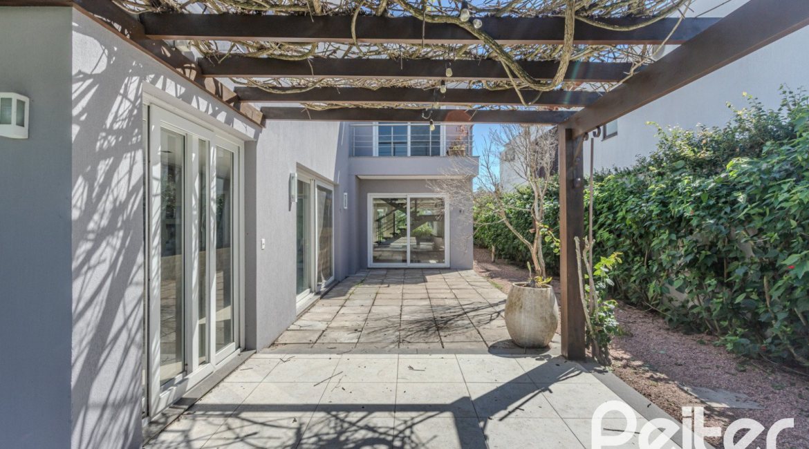 Casa em Condomínio à venda com 270m², 3 dormitórios, 2 suítes, 3 vagas, no bairro Terra Ville em PORTO ALEGRE
