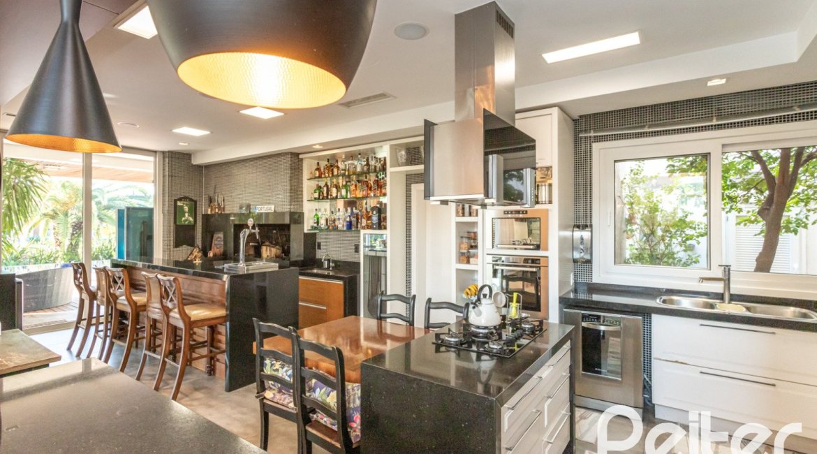 Casa em Condomínio à venda com 510m², 4 dormitórios, 4 suítes, 6 vagas, no bairro Terra Ville em PORTO ALEGRE