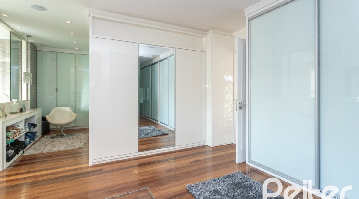 Casa em Condomínio à venda com 510m², 4 dormitórios, 4 suítes, 6 vagas, no bairro Terra Ville em PORTO ALEGRE